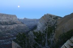 Mond über Schlucht