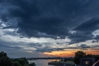Gewitterwolken über der Bassin-Brücke