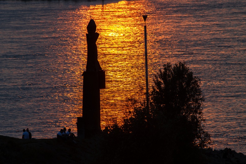 Sonnenuntergänge faszinieren die Menschen bis heute,einige sitzen am Ruhrorter Rheinufer und sehen gebannt dem Spektakel zu goldener_fluss_2917.jpg