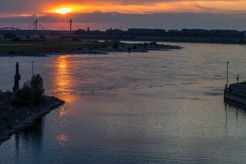 Sonnenuntergang über der Einfahrt zum ehemaligen Eisenbahnhafen Ruhrort sonnenuntergang_bassin_bruecke_2921.jpg