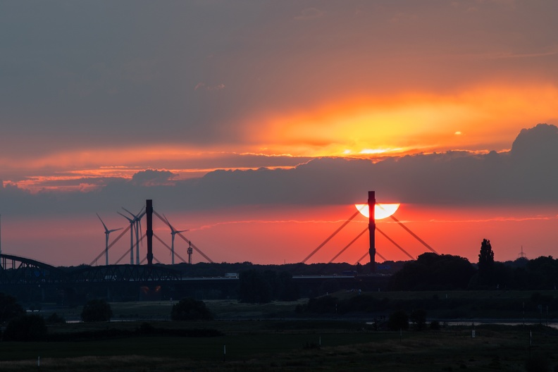 Sonnenuntergang und Autobahnbrücke