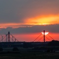 Sonnenuntergang und Autobahnbrücke