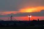 Sonnenuntergang und Autobahnbrücke