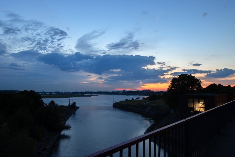 Wolken über Bassin-Brücke