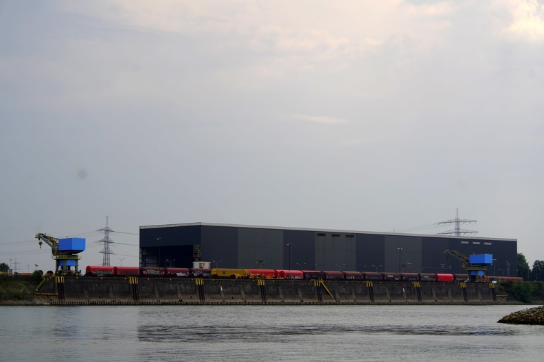 Einer dieser grauen tage am Niederrhein. Nur die Industrie sorgt für Farbe am Horizont. rhein_farblos.jpg