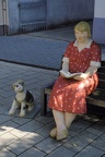 Die Dame und der Hund (1035 visits) Aufmerksam beobachtet der kleine Hund die neugierigen Passanten. Die Dame und der Hund