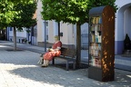 Dame mit Hund (1232 visits) Christel Lechner Bildhauerin: Dame mit Hund und Buch am Bücherschrank in Rheinberg. Dame mit Hund