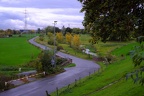 Straße zur Fähre (843 visits) Idyllisch schlängeln sich Straße und Bach Richtung Fähranleger. Straße zur Fähre