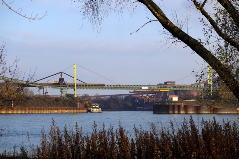 Das ThyssenKrupp-Werk Schwelgern in Duisburg-Marxloh gehört zum Stahlwerk Bruckhausen, einem der größten Stahlwerke in Deutschland, und produziert mit zwei Hochöfen Roheisen. Hier ist die Einfahrt zum Hafenbecken des Werks zu sehen. hafen_einfahrt.jpg