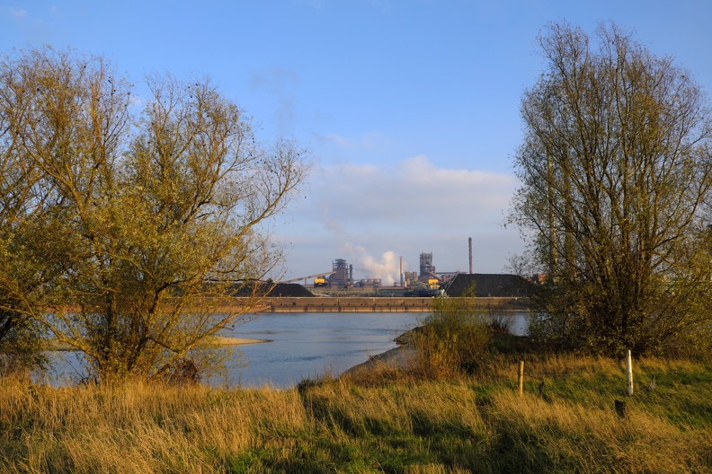 Die Hafeneinfahrt zum kleinen Hafen Schwelgern. Bruckhausen, Alsum und Schwelgern waren früher Ortsteile von Hamborn und gehören/gehörten zur Stadt Duisburg. Alsum und Schwelgern zählen heute zu den versunkenen Stadtteilen Duisburgs und Bruckhausen schickt sich an, ihnen zu folgen. natur_industrie.jpg