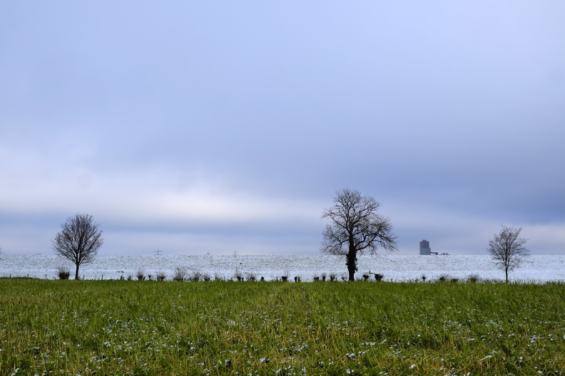 Feld, Deich und Himmel