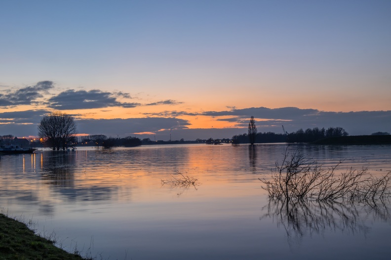 In der Blauen Stunde leuchtet der Himmel intensiv blau – auch an bedeckten Tagen ist dieser Effekt sichtbar. Die Helligkeit von Himmel und Umgebung sind jetzt annähernd gleich, was beim Fotografieren auch in technischer Hinsicht Vorteile bietet. sonnenuntergang_rheinaue_walsum_2974.jpg