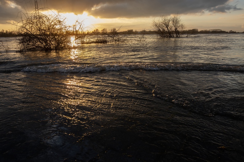 Sonnenuntergang bei Hochwasser