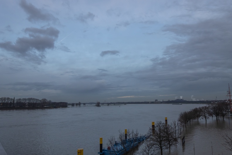 Hochwasser und Regenwolken