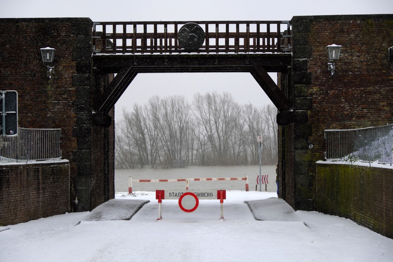 Rheintor bei Schnee und Hochwasser