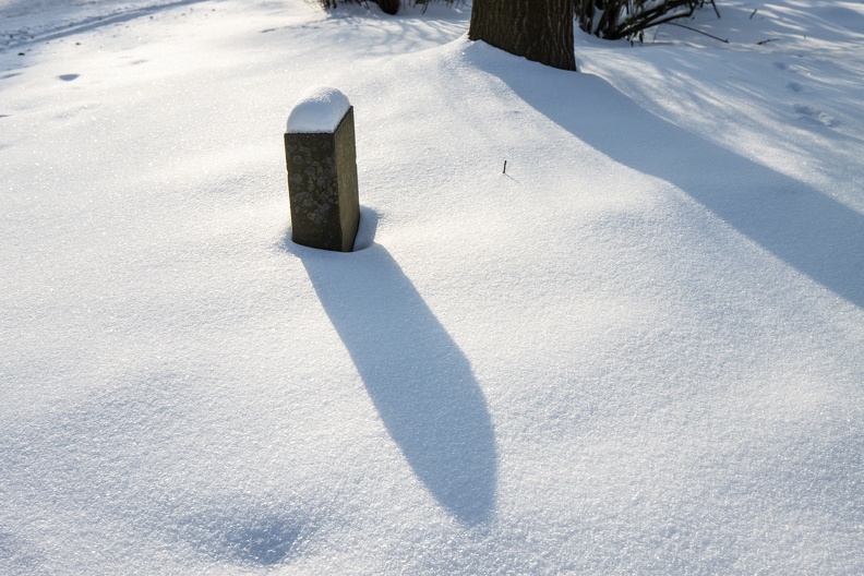 grabstein_im_schnee_3088.jpg