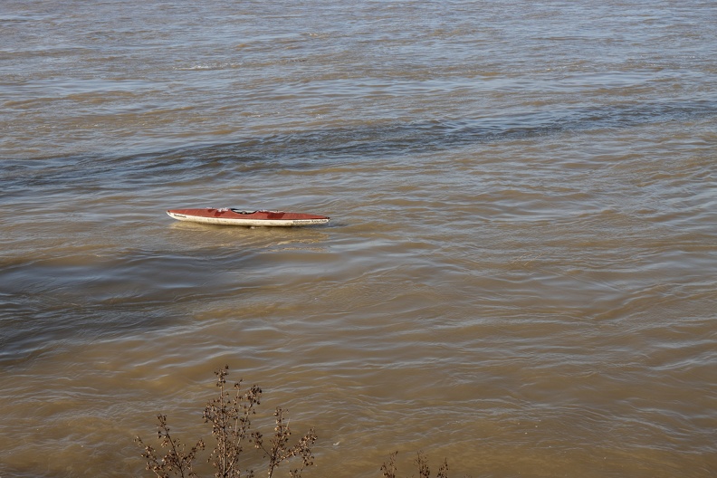 Dieses Kanu ohne Kanuten markiert die Einlassstelle des Wanheimer Kanu Klubs,es ist am Ufer fest montiert kanu_im_rhein__3154.jpg