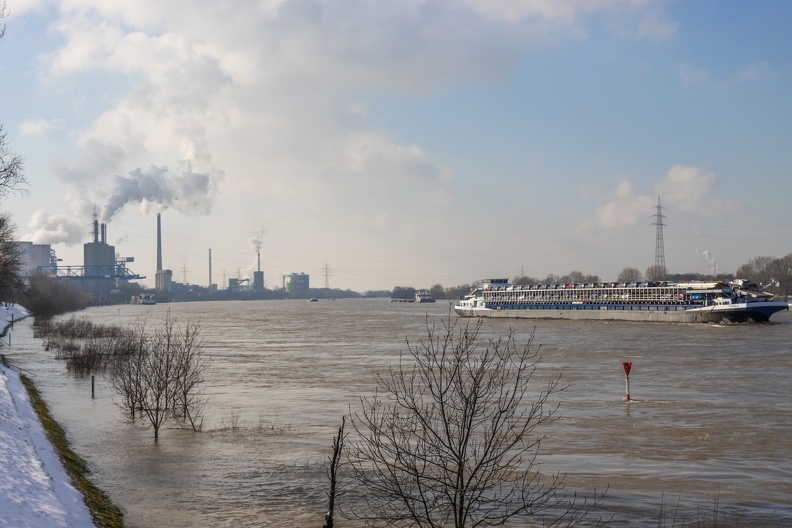 Blick auf den Rhein und die Hüttenwerke Krupp Mannesmann von der Rheinpromenade Wanheim blicknach_sueden__3156.jpg
