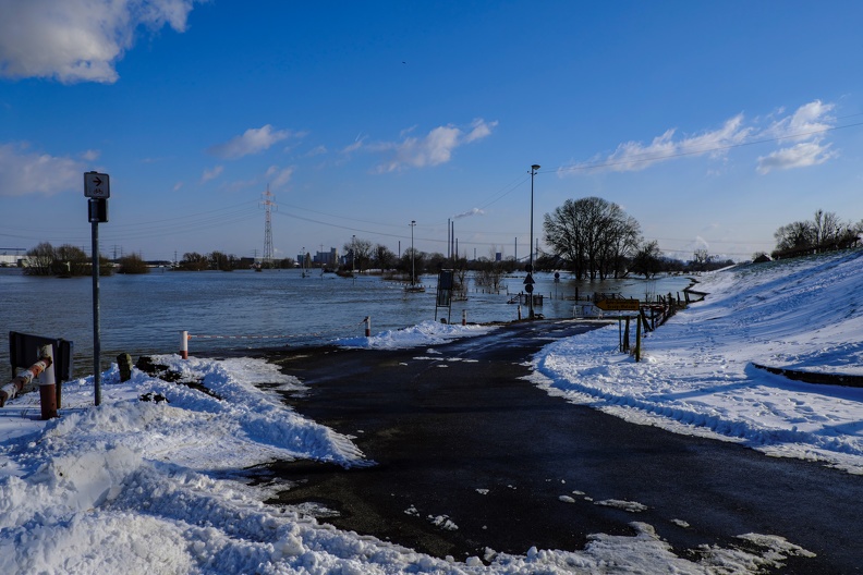 Hochwasser und Schnee gemeinsam sind ein eher seltenes Bild. Die meisten Hochwasser sind im November. strasse_faehre_wasser.jpg