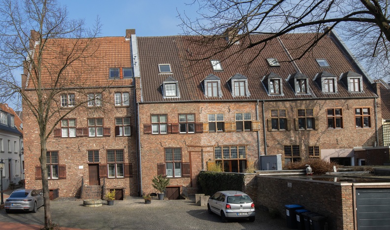 Die Häusergruppe in der Haagstraße wurde in oranischer Zeit errichtet. Maueranker und eine Bauinschrift (im oberen Geschoss) überliefern das Jahr 1640 als Baudatum. Nach der Einnahme der Stadt Moers 1601 hatte Moritz von Oranien (1567-1625) mit der Anlage einer starken Befestigung um Schloss und Stadt begonnen, die 1620 vollendet war. haagstrasse_5167.jpg