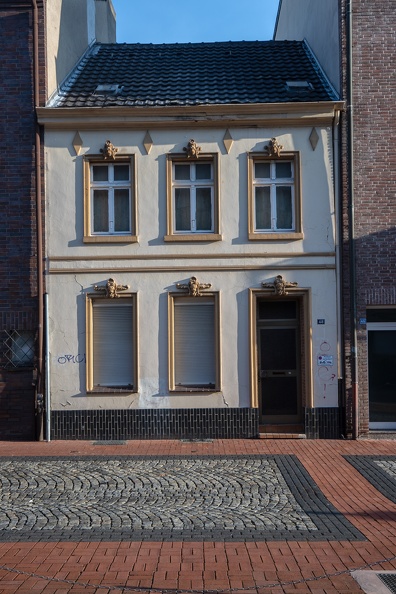 Verlassenes Haus Haagstraße 43 mit Verzierungen über Fenstern und Eingangstür haagstr_43_3908.jpg