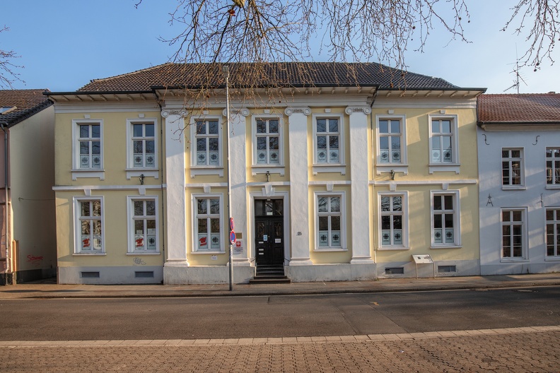 Der frühklassizistische Bau wurde seit 1794 von Oberamtmann Matthias Scheidtmann errichtet und 1798 auf 8.000 Livres geschätzt - der höchste Wert für ein Wohnhaus in Moers. 1823 wurde das Haus für das evangelische Lehrerseminar angekauft, das in Moers über 100 Jahre, von 1820 bis 1925 bestand. lehreramt-kastellplatz__3914.jpg