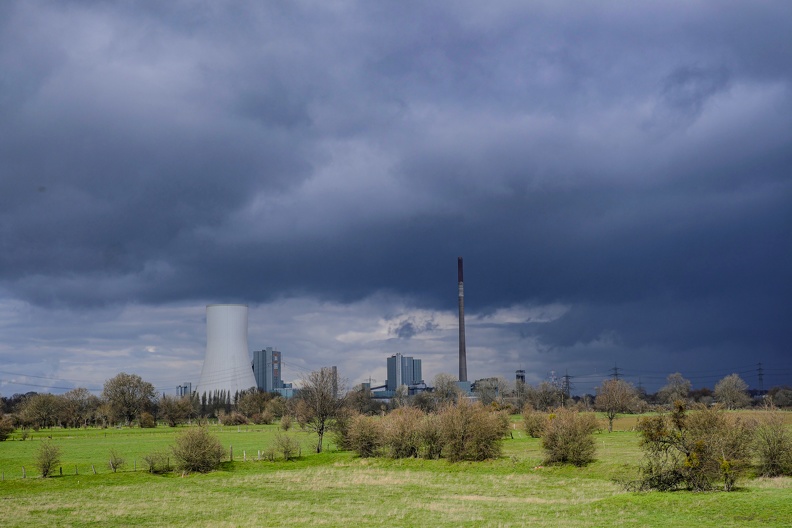 Kraftwerk bei Gewitter