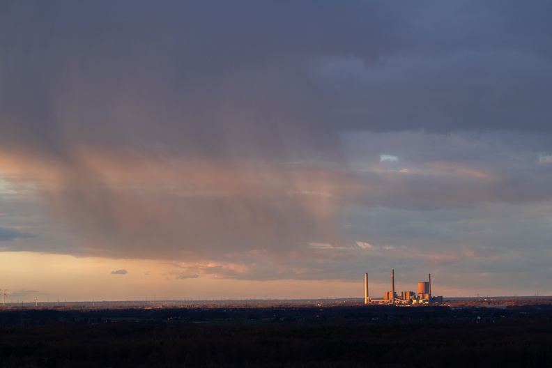 Von der Halde Rheinpreußen blickt man nach Norden auf das stillgelegte Kohlekraftwerk Voerde-Möllen,dass bei Sonnenuntergang beleuchtet wird kkw_voerde_4149.jpg