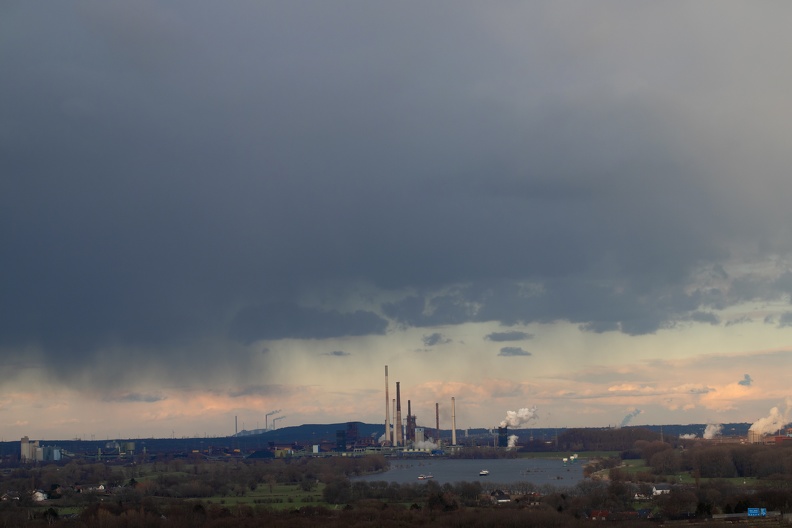 Im Osten geht der Blick auf Regenwolken über dem Rhein und der Stahlindustrie regenwolken_tkse__4131.jpg