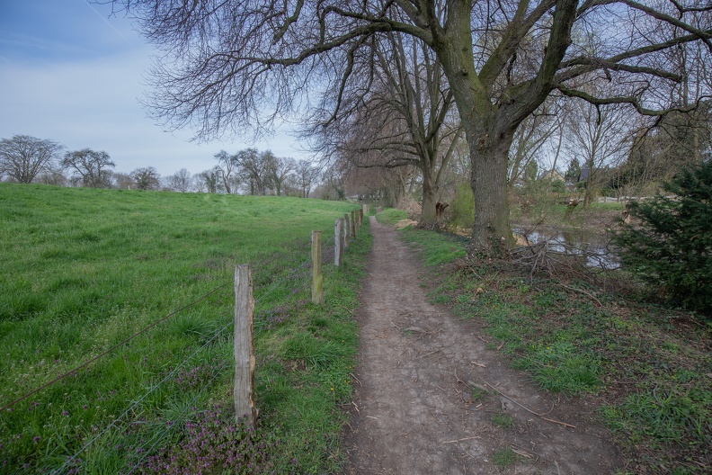 Der Niederrheinweg heißt hier im Stadtteil Utfort auch Steinkohleweg und ist gleichzeitig ein Teil vom Jakobsweg wanderweg_utfort_4349.jpg