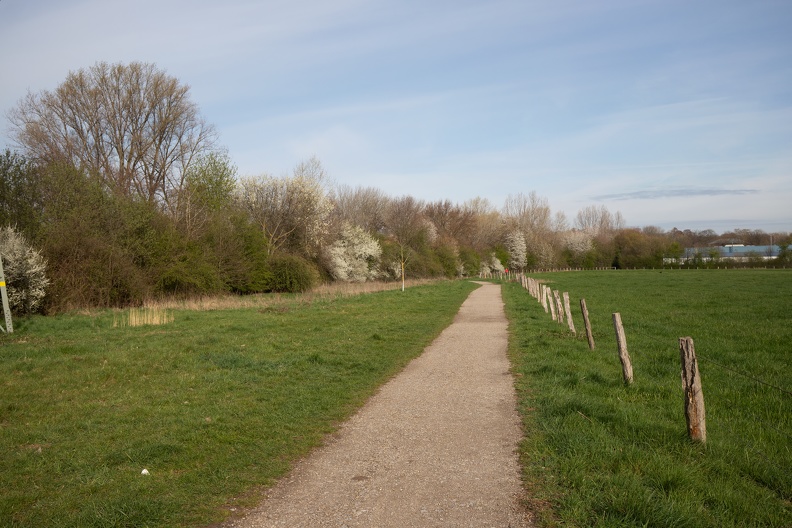 Der Niederrheinweg führt durch verschieden Stadtteile und fast immer am Moersbach entlang steinkohleweg_utfort_4305.jpg