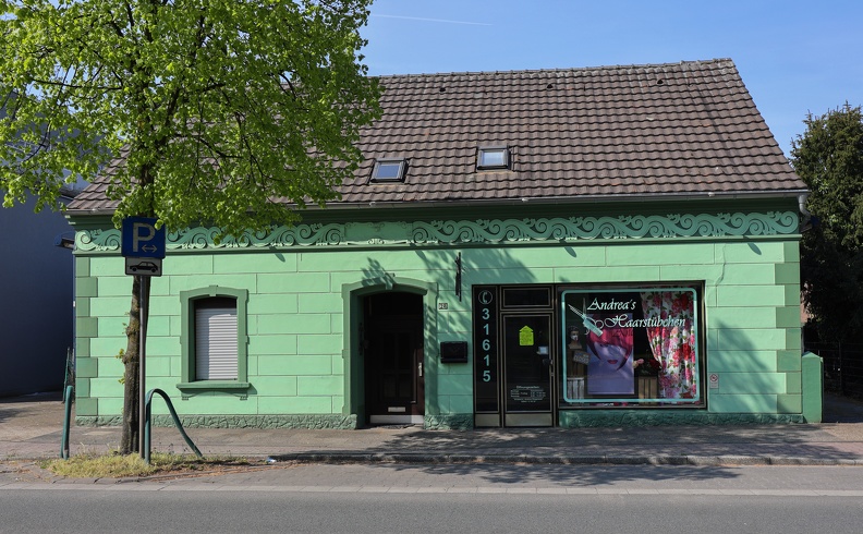 Buntes Schaufenster im grünen Friseursalon friseursalon_4213.jpg
