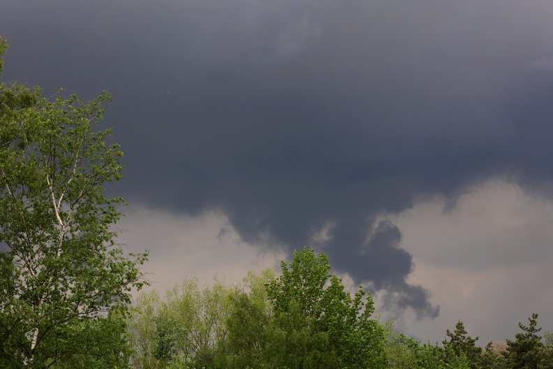 Dunkle Gewitterwolken kündigen Regenfälle im Landschaftspark an gewitterwolken_6998.jpg