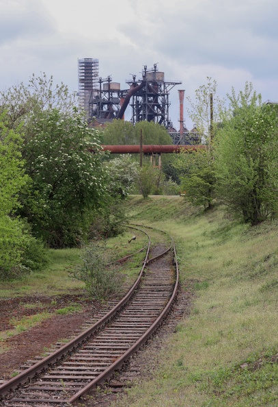 Stillgelegte Gleisanlage,auf der bis Ende 1984 Erze zur Möllerung und Zuschlagstoffe zu den Hochöfen transportiert wurden gleisanlage_und_hochofen_6967.jpg