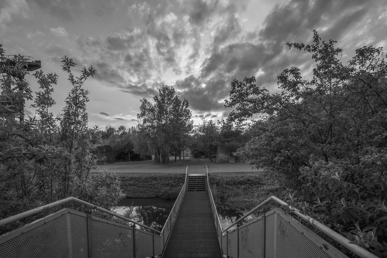 Sonnenuntergang über der alten Emscher nach dem Gewitter in SW bruecke_alte_emscher_7782.jpg