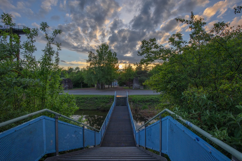 Sonnenuntergang nach dem Gewitterregen im ehemaligen Hüttenwerk bruecke_alte_emscher_farbe_7779.jpg