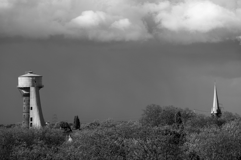 Blick auf den Duisburger Norden mit Wasserturm und Kirche in Hamborn in SW duisburg_nord_7699.jpg