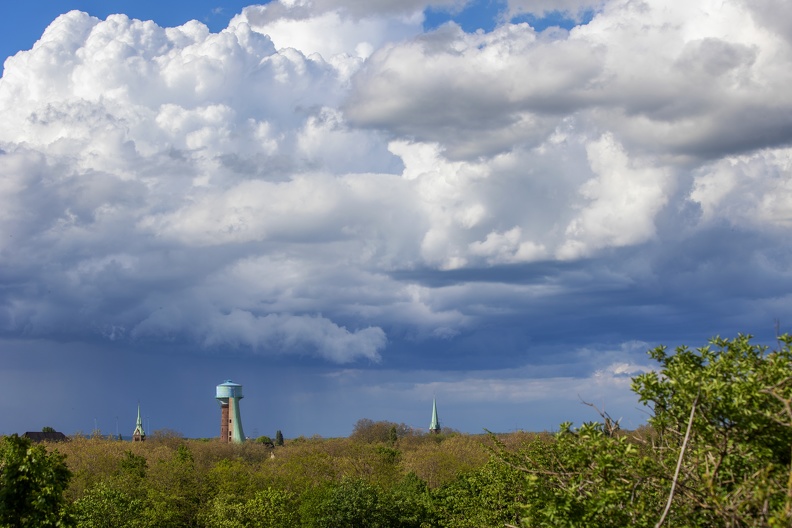 Blick vom Landschaftspark nach Norden über den Stadtteil Hamborn mit dem 1899 erbauten Wasserturm der NGW duisburg_nord_farbe_7695.jpg