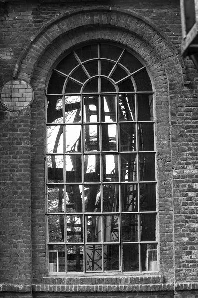 Die geometrischen Grundelemente Punkt, Linie, Fläche und Form finden sich in der Fotografie gleichermassen wie in der Malerei.Wie hier beim Fenster der Gebläsehalle ein lohnendes Motiv in SW geblaesehalle_7753.jpg