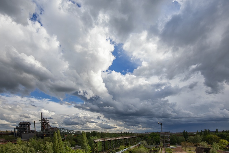 Eine Gewitterfront zieht von SW über das stillgelegte Hüttenwerk gewitterwolken_farbe_7713.jpg