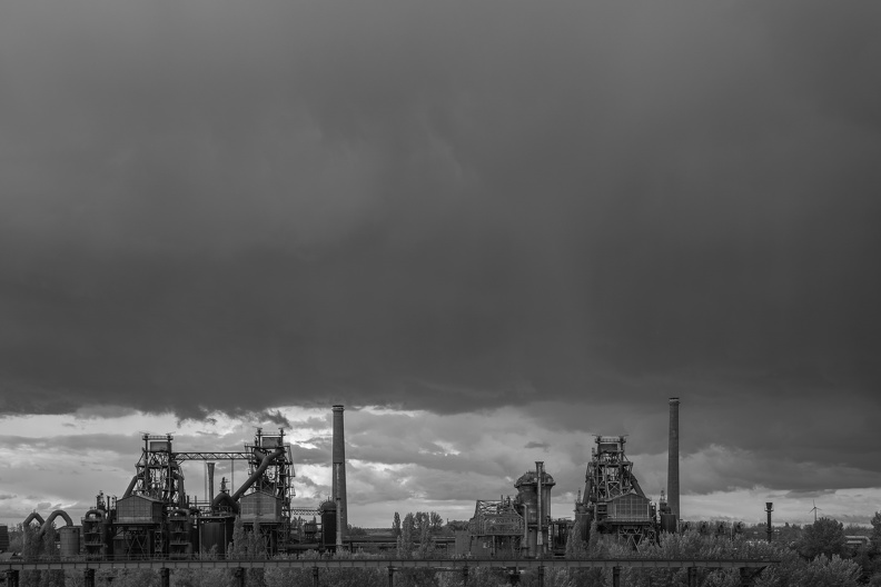 Gewitterfront über dem Landschaftspark,in einer Serie aus SW und Farbbildern gewitterwolken_sw_7735.jpg
