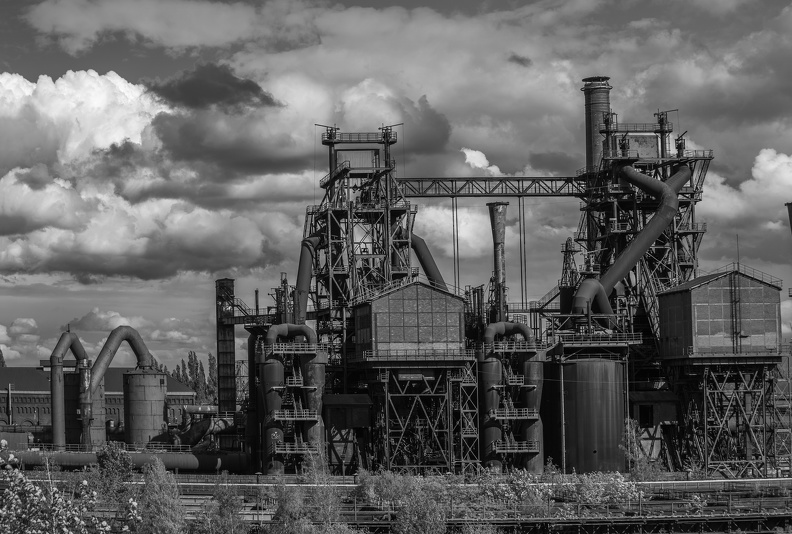 Der 180 Hektar große Landschaftspark Duisburg Nord (LAPADU) rund um ein stillgelegtes Hüttenwerk in Meiderich ist für alle Arten von Fotografie (Architektur bei Tag und Nacht,Landschaft,Tiere,Makro,SW,Menschen) geeignet.Die Gewitterwolken über dem LAPADU wirken in SW mit Rotfilter fotografiert dramatisch hochofen_7704.jpg