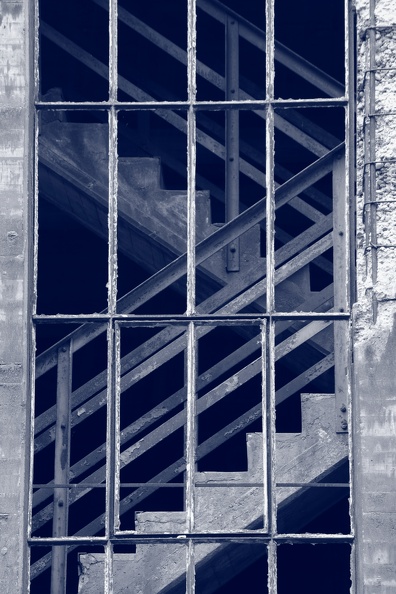 Treppen in der Möllerung,hier mit Blautönung,in der analogen SW Fotografie wurde die Blautönung durch chemische Prozesse erzeugt.In Zeiten der digitalen spiegellosen Systemkameras werden Tonungseffekte in der Kamera eingestellt treppe_moellerung_blauton_7746.jpg