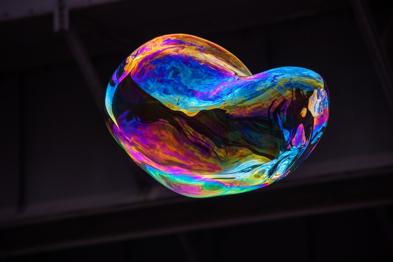 Die Seifenhaut schillert in Regenbogenfarben seifenblase_0994.jpg