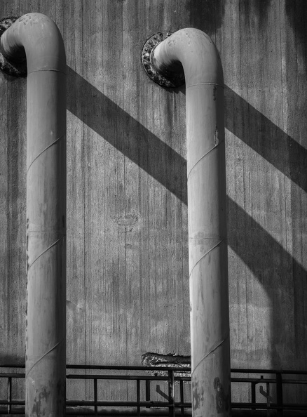 Rohrleitungen am Kühlhaus mit Schatten am Morgen,ein perfektes Motiv für SW shadow_on_the_wall_7900.jpg