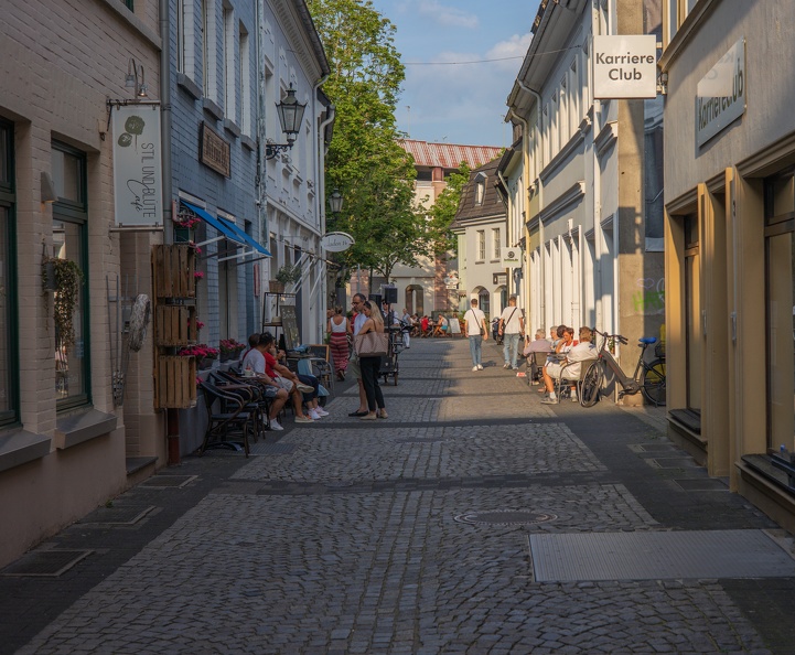 Nach dem Corona Lockdown genießen die Menschen das besondere Ambiente der kleinen aber feinen Altstadt altstadt_5738.jpg