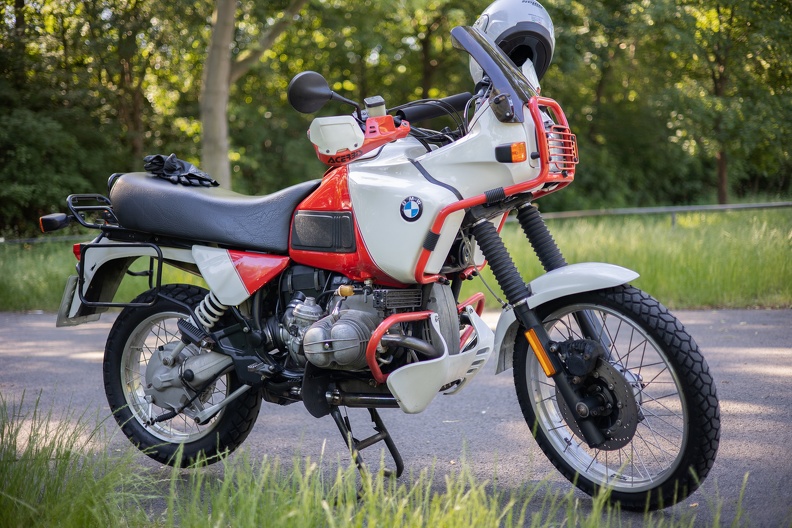 Bei ihrer Neuvorstellung am 24. August 1987 in Florenz war die BMW R 100 GS die hubraumstärkste Reiseenduro der Welt. Bereits 1988 avancierte die Tausender zum meistverkauften Motorrad in Deutschland. Die Produktion und der Verkauf der Maschine endeten 1996.Dieses Exemplar Baujahr 1992 hat seinen Besitzer aus Moers schon in viele Länder zwischen Deutschland und Südafrika gebracht bmw_r100_gs_pd_6835.jpg