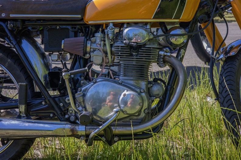CB 250 ist der Name einer Serie von Motorrad-Modellen des japanischen Herstellers Honda. Die Mittelklasse-Zweizylinder wurde in vielen Varianten hergestellt. Die CB 250 (Tipcode 286) wurde im Sommer 1968 in den USA als Nachfolgerin der CB 72. deren letzte Ausführung auch schon CB 250 hieß, vorgestellt. Sie war eine komplette Neukonstruktion; sowohl Fahrwerk als auch Motor waren neu.
Der 2 Zylinder, Viertakt OHC (Leichtmetall) Motor leistete je nach Variante zwischen 22 und 30 PS, 2 Keihin-Horizontal-Drosselklappenvergaser waren für die Benzinverdichtung zuständig honda_cb250_motor_6869.jpg