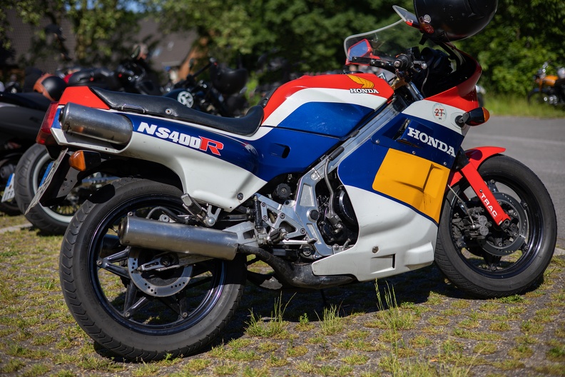 Die Honda NS 400 R war ein Motorrad, das die Honda Motor Co. 1985 und 1986 als Replikat der Weltmeistermaschine von Freddie Spencer baute. Die nominelle Leistung des wassergekühlten 387-cm³ Motors mit 53 KW (72 PS) bei 10000/min ergab eine Literleistung von 186 PS und ein Leistungsgewicht von 2,67 kg pro PS. Dies verhalf dem Motorrad mit seinen sechs Gängen – wobei der erste sehr lang bis auf 80 km/h ausgelegt war – zu einer Beschleunigung von null auf 100 km/h in 3,9 Sekunden und einer Höchstgeschwindigkeit von 216 km/h. Der NS 400 R wurde in Tests ein „leichtfüßiges“ Fahrverhalten attestiert, dazu kam eine „tadellose Sitzposition“.Die Lackierung und Farbgebung war stark an das der Rennmaschinen und den Hauptsponsor Rothmans angelehnt. Es wurde auch immer wieder vom Rothmans-Design gesprochen. Der Verbrauch wurde mit 7,8 Liter auf 100 Kilometer angegeben. honda_ns400r_6864.jpg