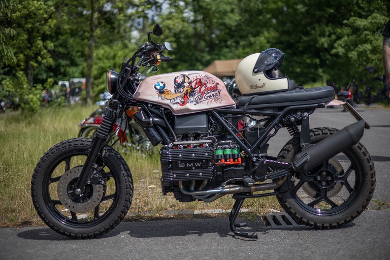 Die BMW K 75 war eine Motorradbaureihe von BMW mit Dreizylinder-Reihenmotor und 740 cm³ Hubraum, die von 1985 bis 1996 gebaut wurde. Technisch und optisch basierte die K 75 auf der schon zwei Jahre älteren K 100 mit Vierzylindermotoren. bmw_k75_bobber_2515.jpg